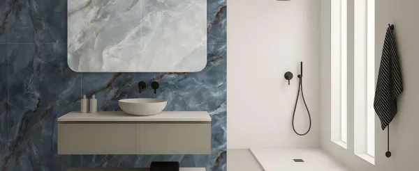 Baño con azulejos efecto mármol en tonos fríos, colección Spectrum de House Elements