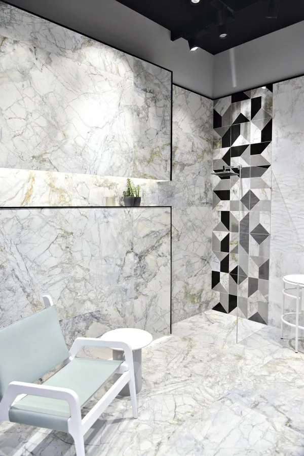 Baño con azulejos efecto mármol en tonos neutros, colección Supreme de Museum