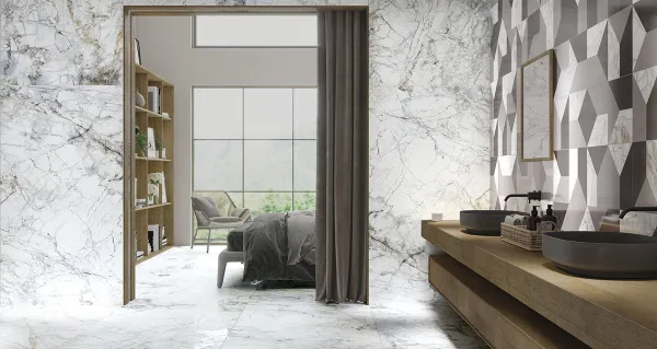 Baño con azulejos efecto mármol en tonos neutros, colección Supreme de Museum