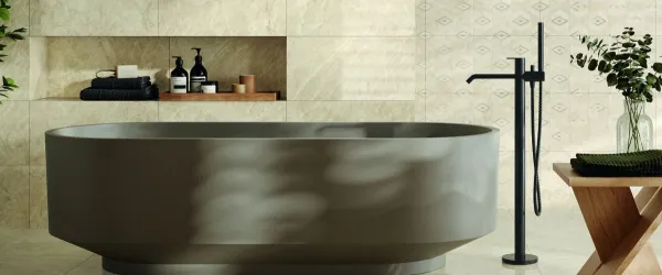 Baño con azulejos efecto mármol, colección Taj mahal de Alaplana