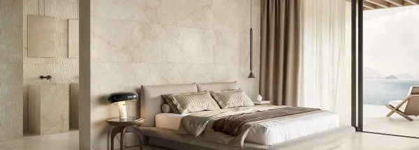 Baño con azulejos efecto mármol en tonos cálidos, colección Thymos de Monocibec