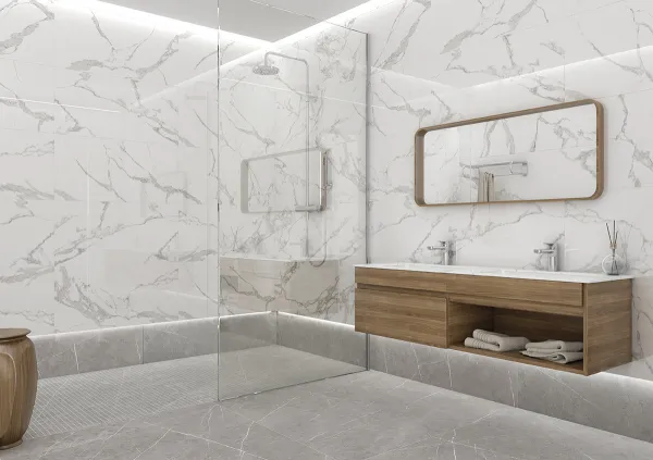 Baño con azulejos efecto mármol en tonos neutros, colección Torano de TAU ceràmica