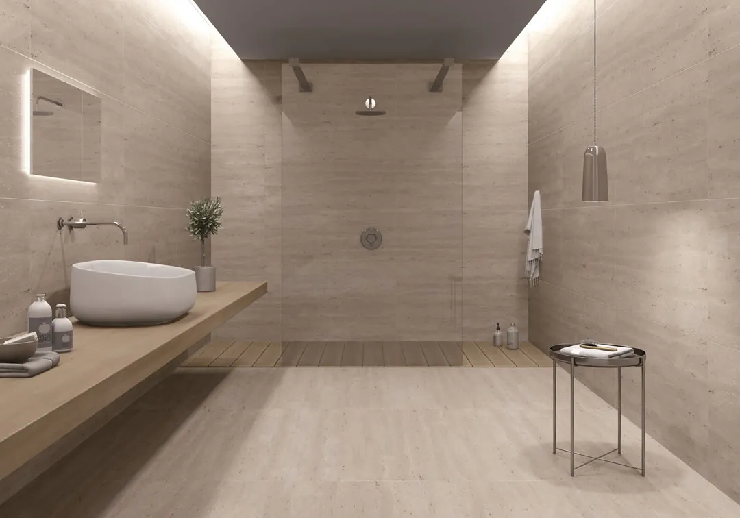 Baño con azulejos efecto mármol en tonos cálidos, colección Travertino de Magnífica