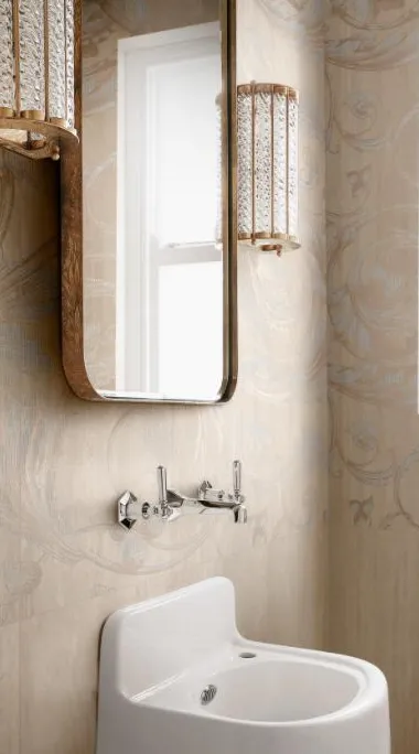 Baño con azulejos efecto mármol en tonos cálidos, colección Travertino de Marazzi