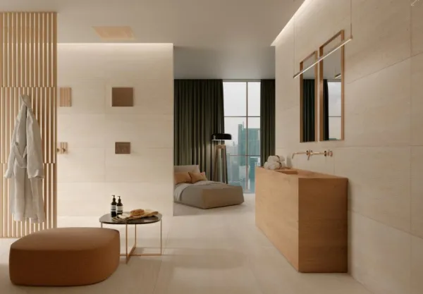 Baño con azulejos efecto mármol en tonos cálidos, colección Travertino de Marazzi