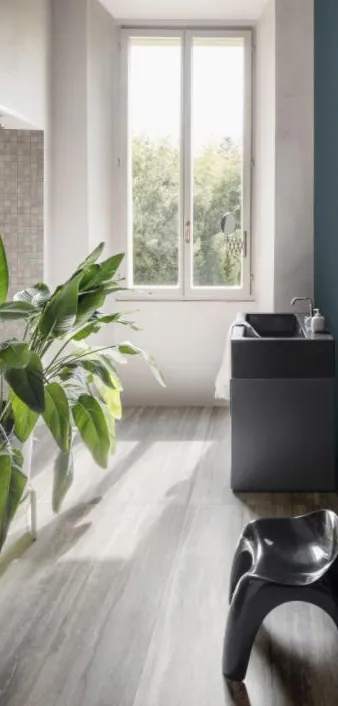 Baño con azulejos efecto mármol, colección Travertino de Marazzi