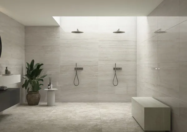 Baño con azulejos efecto mármol en tonos neutros, colección Travertino de TAU ceràmica
