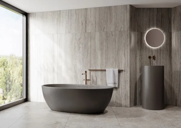 Baño con azulejos efecto mármol en tonos neutros, colección Travertino de TAU ceràmica