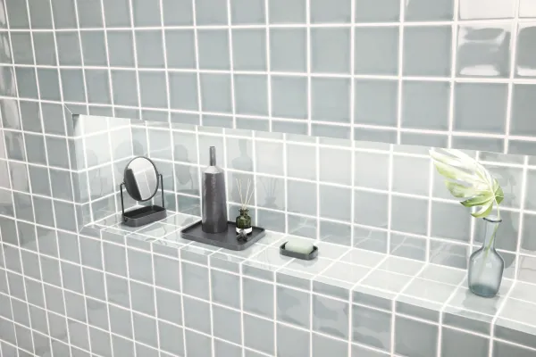 Baño con azulejos efecto mármol en tonos fríos, colección Urban atelier de Aleluia
