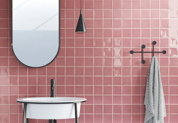 Baño con azulejos efecto mármol en tonos cálidos, colección Urban atelier de Aleluia
