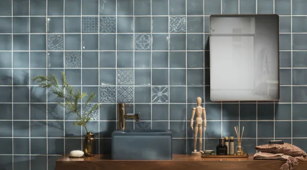 Baño con azulejos efecto mármol en tonos fríos, colección Urban atelier de Aleluia