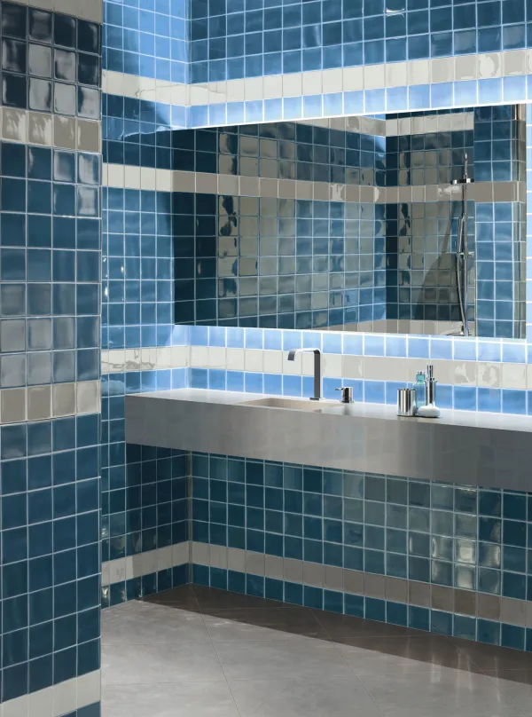 Baño con azulejos efecto mármol en tonos fríos, colección Urban atelier de Aleluia