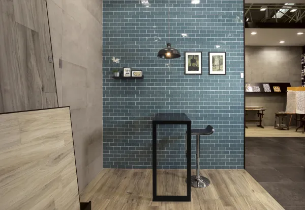 Baño con azulejos efecto mármol en tonos fríos, colección Urban atelier de Aleluia