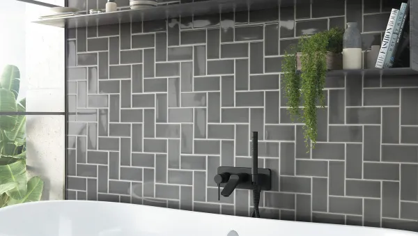 Baño con azulejos efecto mármol en tonos neutros, colección Urban atelier de Aleluia