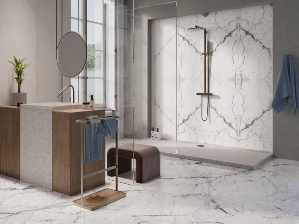 Baño con azulejos efecto mármol en tonos neutros, colección Windsor de Fanal