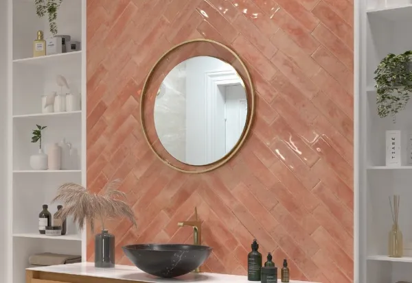 Baño con azulejos efecto monocolor en tonos cálidos, colección Agadir de Dune