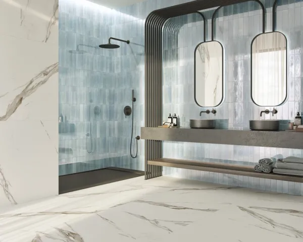 Baño con azulejos efecto monocolor en tonos fríos, colección Agadir de Dune