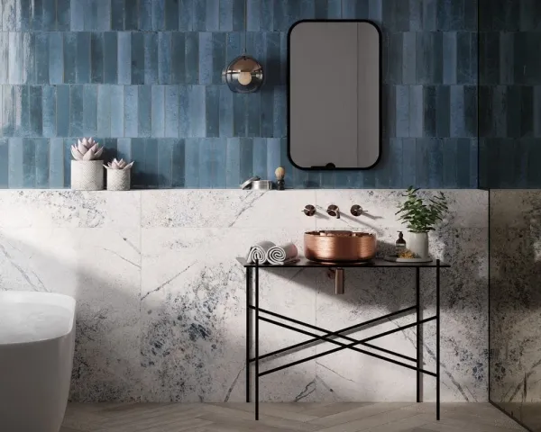 Baño con azulejos efecto monocolor en tonos fríos, colección Agadir de Dune