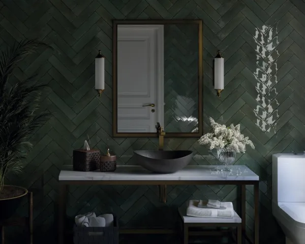 Baño con azulejos efecto monocolor en tonos fríos, colección Agadir de Dune
