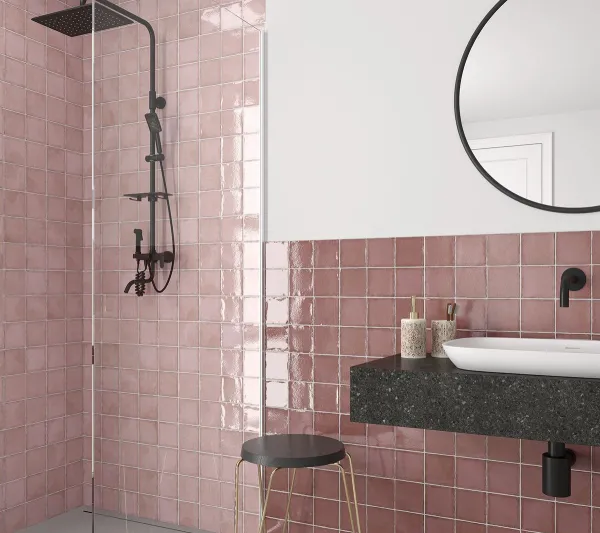Baño con azulejos efecto monocolor en tonos cálidos, colección Altea de Mayolica