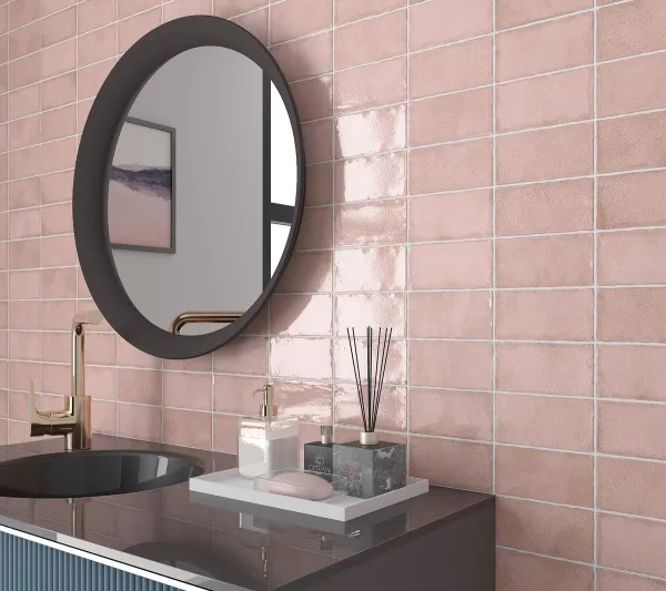 Baño con azulejos efecto monocolor en tonos cálidos, colección Altea de Mayolica