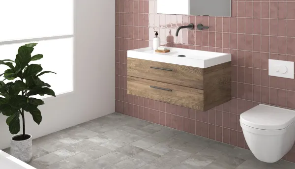 Baño con azulejos efecto monocolor en tonos cálidos, colección Altea de Mayolica