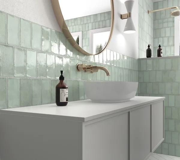 Baño con azulejos efecto monocolor en tonos fríos, colección Altea de Mayolica