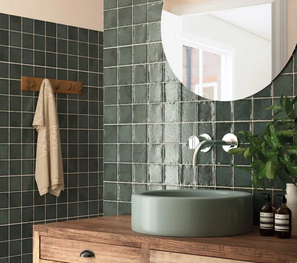 Baño con azulejos efecto monocolor en tonos fríos, colección Altea de Mayolica
