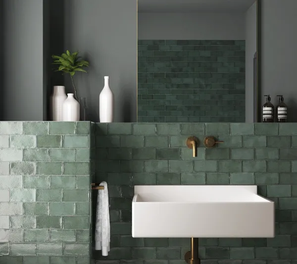 Baño con azulejos efecto monocolor en tonos fríos, colección Altea de Mayolica