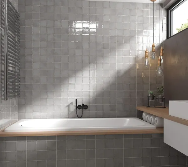 Baño con azulejos efecto monocolor en tonos neutros, colección Altea de Mayolica