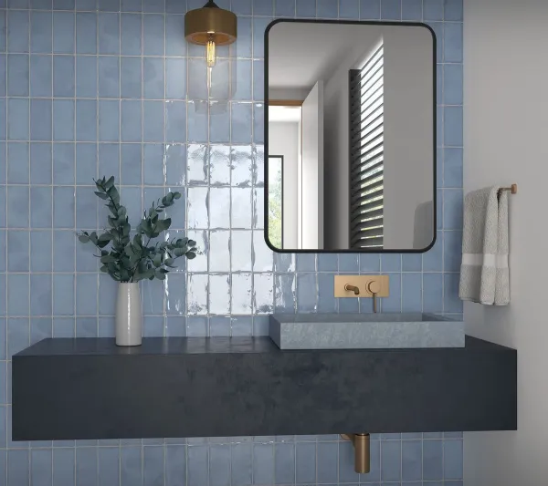 Baño con azulejos efecto monocolor en tonos fríos, colección Altea de Mayolica
