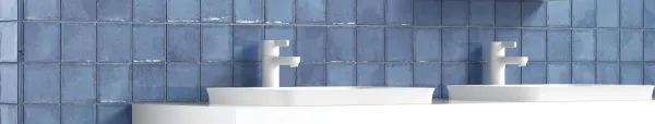 Baño con azulejos efecto monocolor en tonos fríos, colección Altea de Mayolica