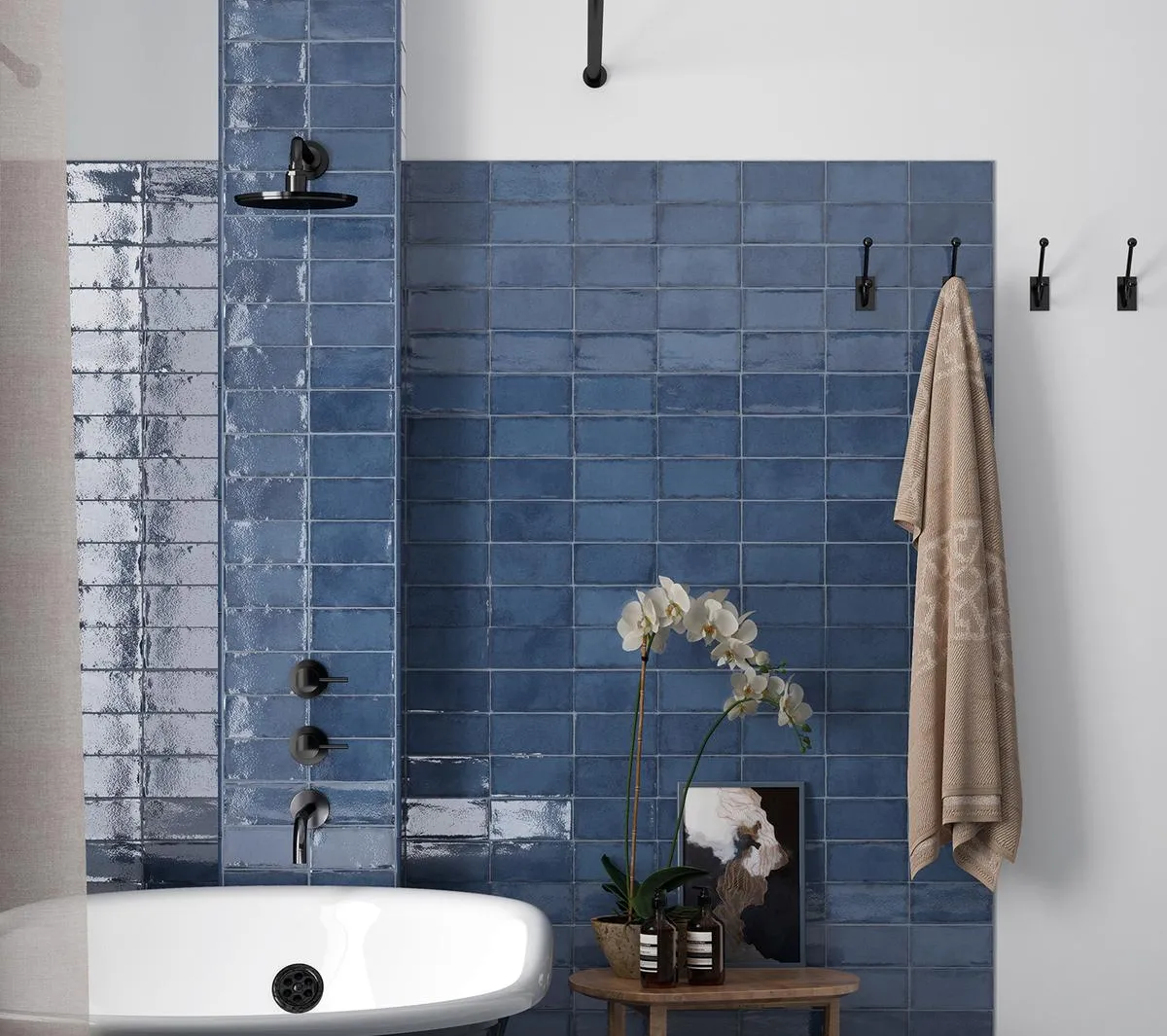 Baño con azulejos efecto monocolor en tonos fríos, colección Altea de Mayolica