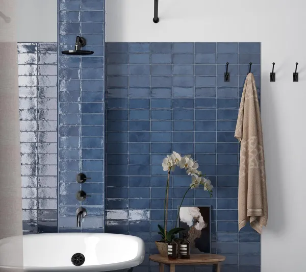 Baño con azulejos efecto monocolor en tonos fríos, colección Altea de Mayolica