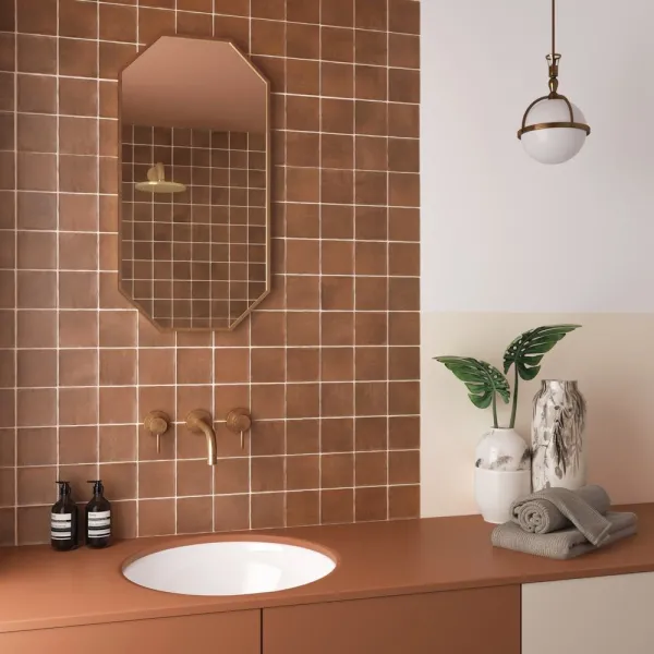 Baño con azulejos efecto monocolor en tonos cálidos, colección Argile de Equipe