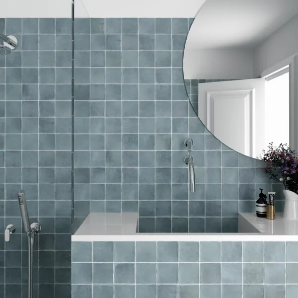 Baño con azulejos efecto monocolor en tonos fríos, colección Argile de Equipe