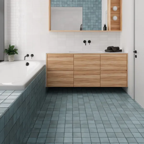 Baño con azulejos efecto monocolor en tonos fríos, colección Argile de Equipe