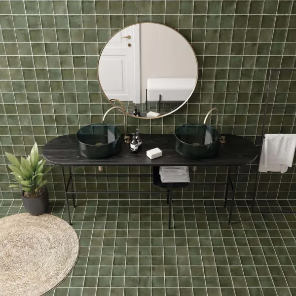 Baño con azulejos efecto monocolor en tonos fríos, colección Argile de Equipe