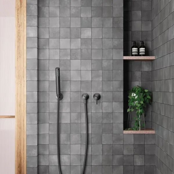 Baño con azulejos efecto monocolor en tonos neutros, colección Argile de Equipe