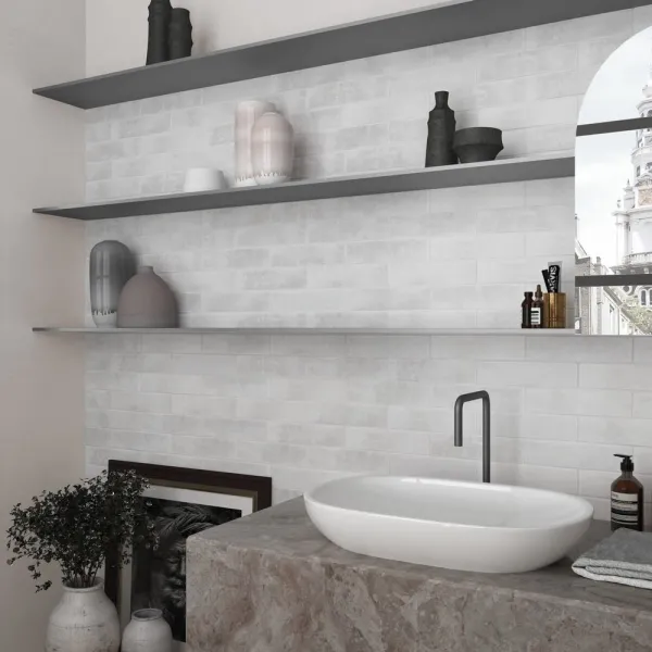 Baño con azulejos efecto monocolor en tonos neutros, colección Argile de Equipe