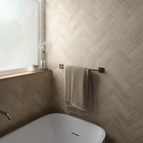 Baño con azulejos efecto monocolor en tonos cálidos, colección Argile de Equipe