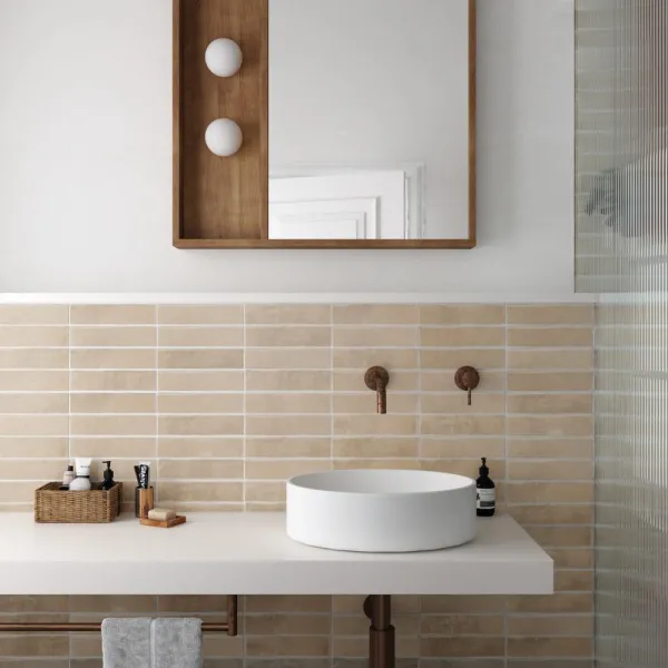 Baño con azulejos efecto monocolor en tonos cálidos, colección Argile de Equipe