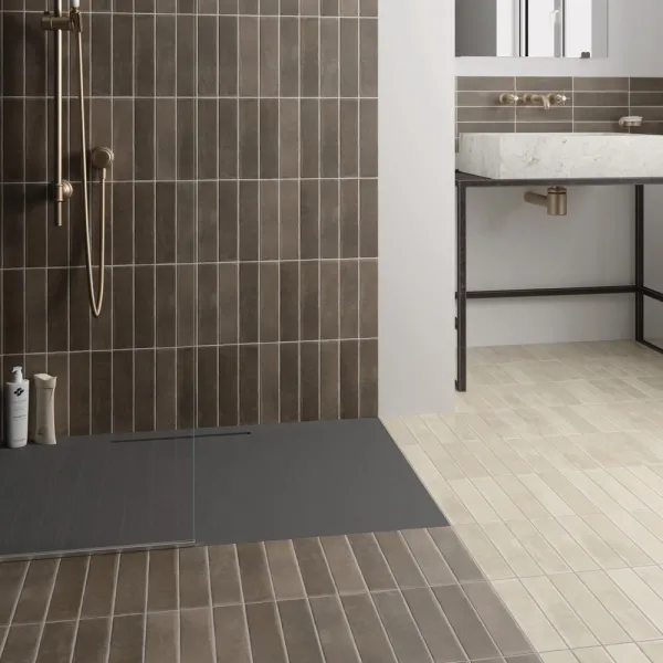 Baño con azulejos efecto monocolor en tonos cálidos, colección Argile de Equipe