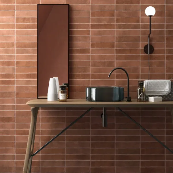 Baño con azulejos efecto monocolor en tonos cálidos, colección Argile de Equipe