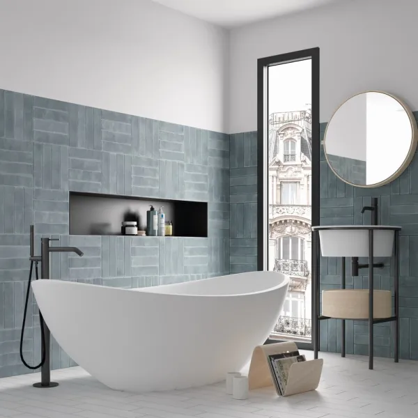 Baño con azulejos efecto monocolor en tonos fríos, colección Argile de Equipe