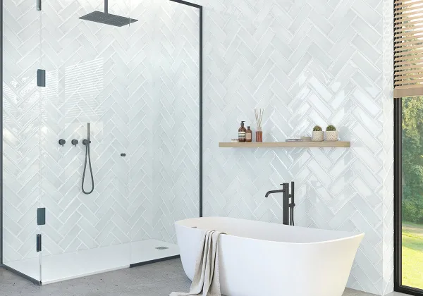 Baño con azulejos efecto monocolor en tonos fríos, colección Aria de Fabresa