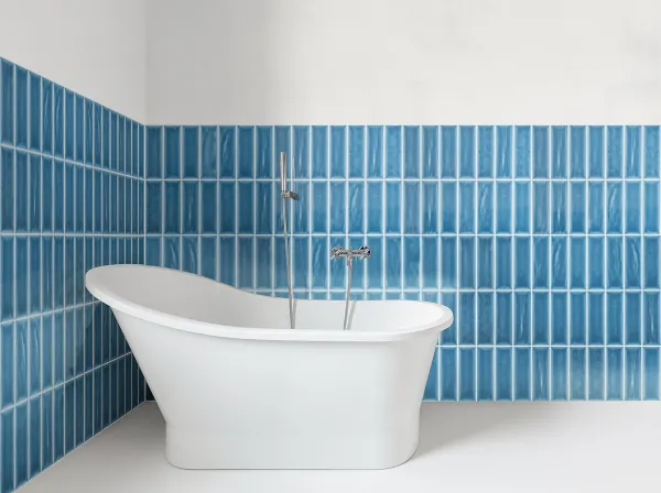 Baño con azulejos efecto monocolor en tonos fríos, colección Aria de Fabresa