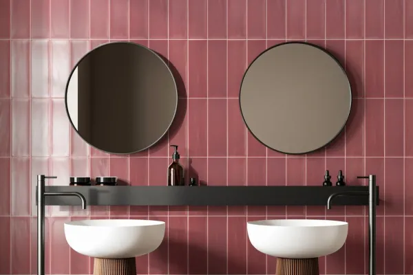 Baño con azulejos efecto monocolor en tonos cálidos, colección Aria de Fabresa