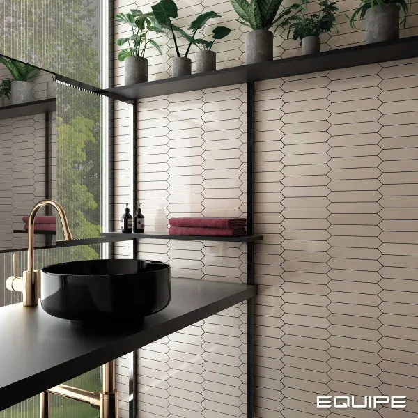 Baño con azulejos efecto monocolor, colección Arrow de Equipe