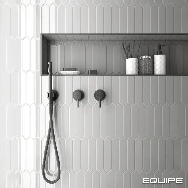 Baño con azulejos efecto monocolor en tonos neutros, colección Arrow de Equipe